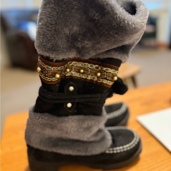 fukaraa Shoes - Stylish Black and Gray Fukaraa Women’s Snow Boots.